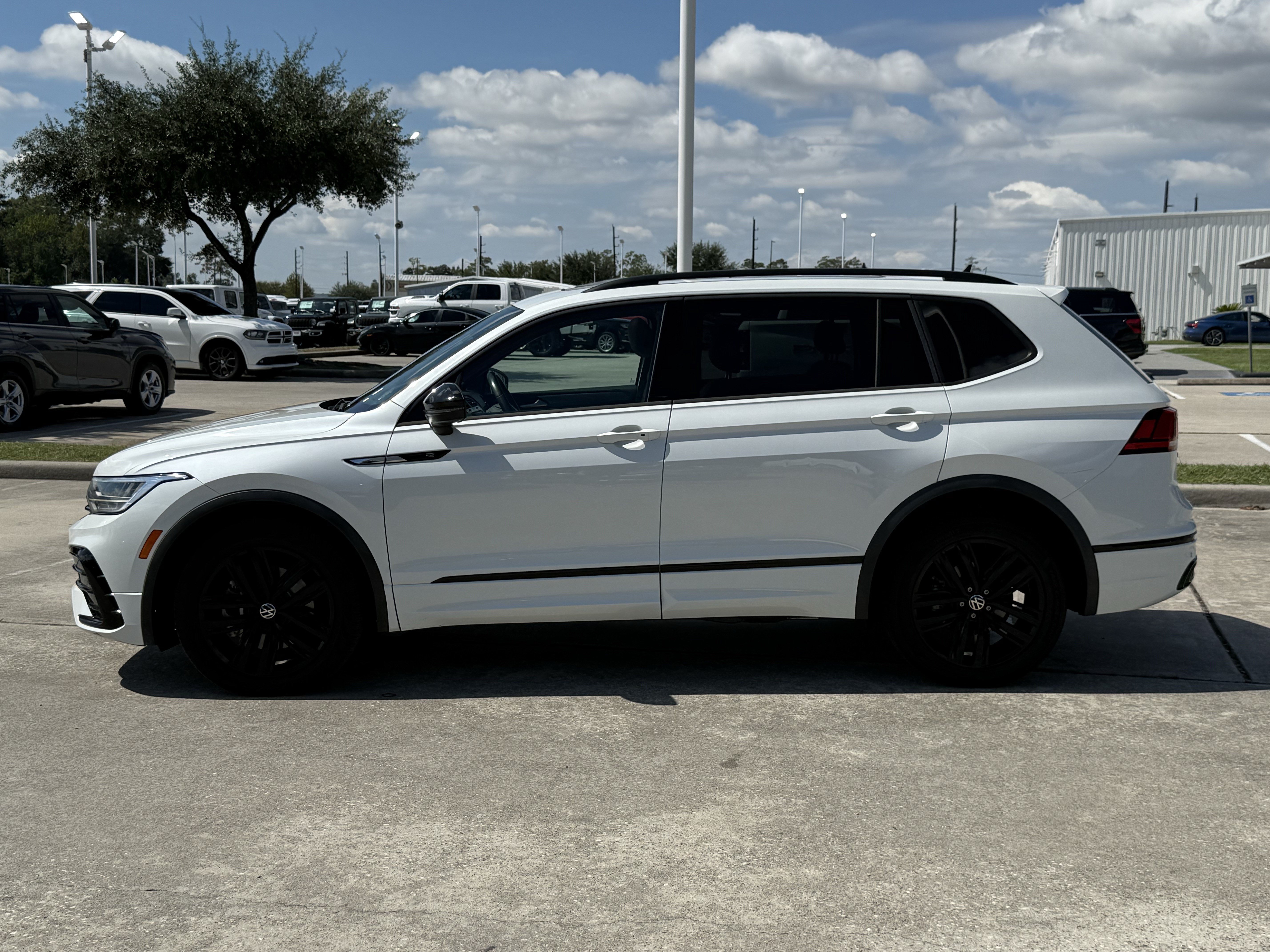 Used 2022 Volkswagen Tiguan SE R-Line FWD image 9