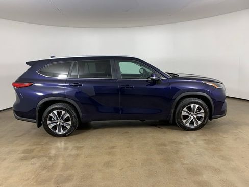 Used 2023 Toyota Highlander XLE AWD/4WD image 7