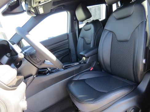 New 2026 Jeep Compass Latitude image 19