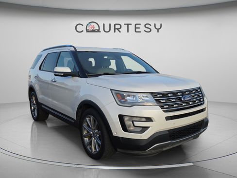 Used 2017 Ford Explorer Limited w/ Equipment Group 301A FWD image 3