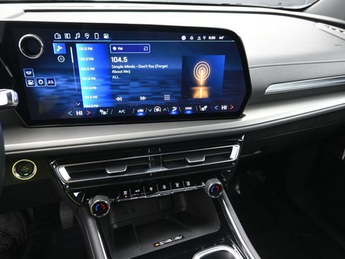 Used 2025 Chevrolet Traverse LT image 14