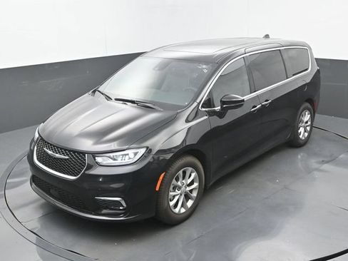 Used 2026 Chrysler Pacifica Limited FWD image 16