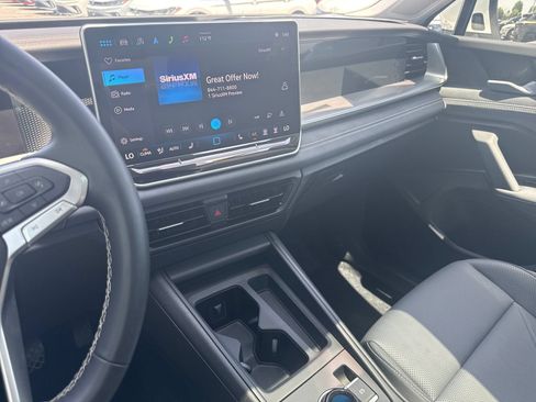 Certified 2025 Volkswagen Tiguan SE w/ Panoramic Sunroof Package AWD/4WD image 18