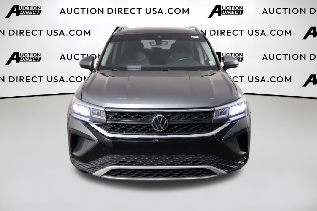 Used 2023 Volkswagen Taos SE FWD image 2