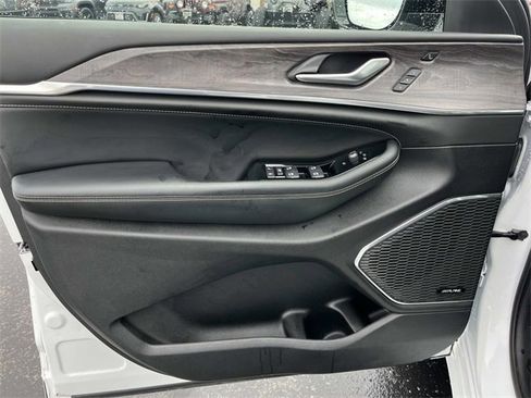 Used 2024 Jeep Grand Cherokee Overland w/ Luxury Tech Group IV image 31