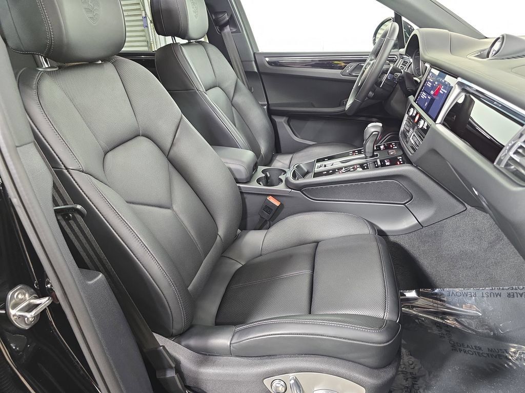 Certified 2026 Porsche Macan AWD/4WD image 27