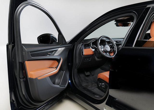 Certified 2025 Jaguar F-PACE R-Dynamic S AWD/4WD image 18