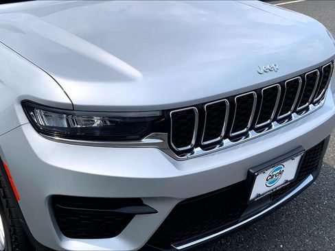 Certified 2025 Jeep Grand Cherokee Laredo X w/ Luxury Tech Group I AWD/4WD image 27