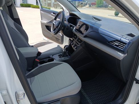 Certified 2024 Volkswagen Taos SE FWD image 21