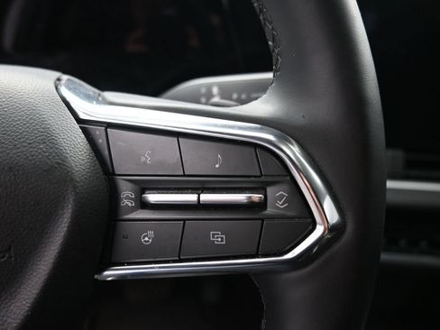 Used 2025 Chevrolet Equinox LT FWD image 18