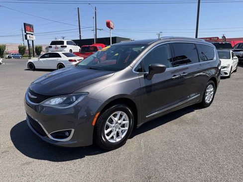 Used 2020 Chrysler Pacifica Touring-L FWD image 3