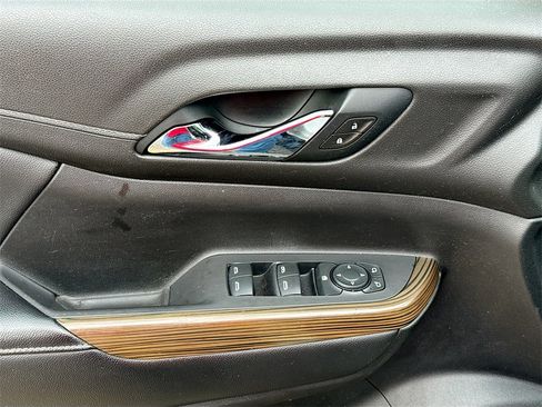 Used 2021 GMC Acadia SLE image 18