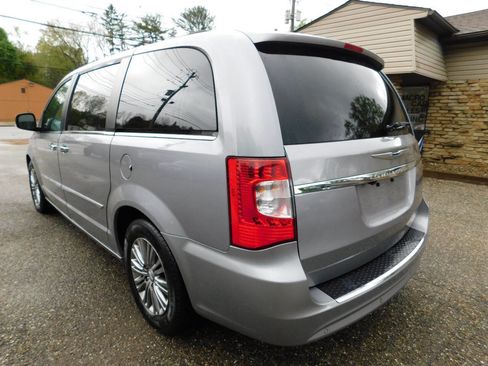 Used 2014 Chrysler Town & Country Touring-L w/ Driver Convenience Group FWD image 8