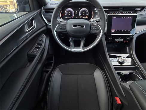 New 2025 Jeep Grand Cherokee Altitude image 11