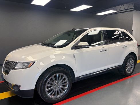 Used 2013 Lincoln MKX FWD image 1