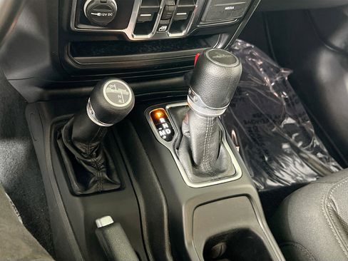 Used 2022 Jeep Gladiator Willys image 16