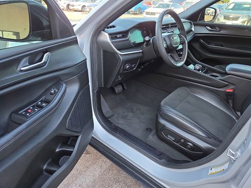 Used 2024 Jeep Grand Cherokee Altitude image 10