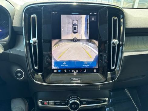 Certified 2025 Volvo XC40 B5 Plus AWD/4WD image 23