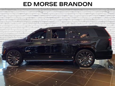Used 2025 Cadillac Escalade ESV V image 2