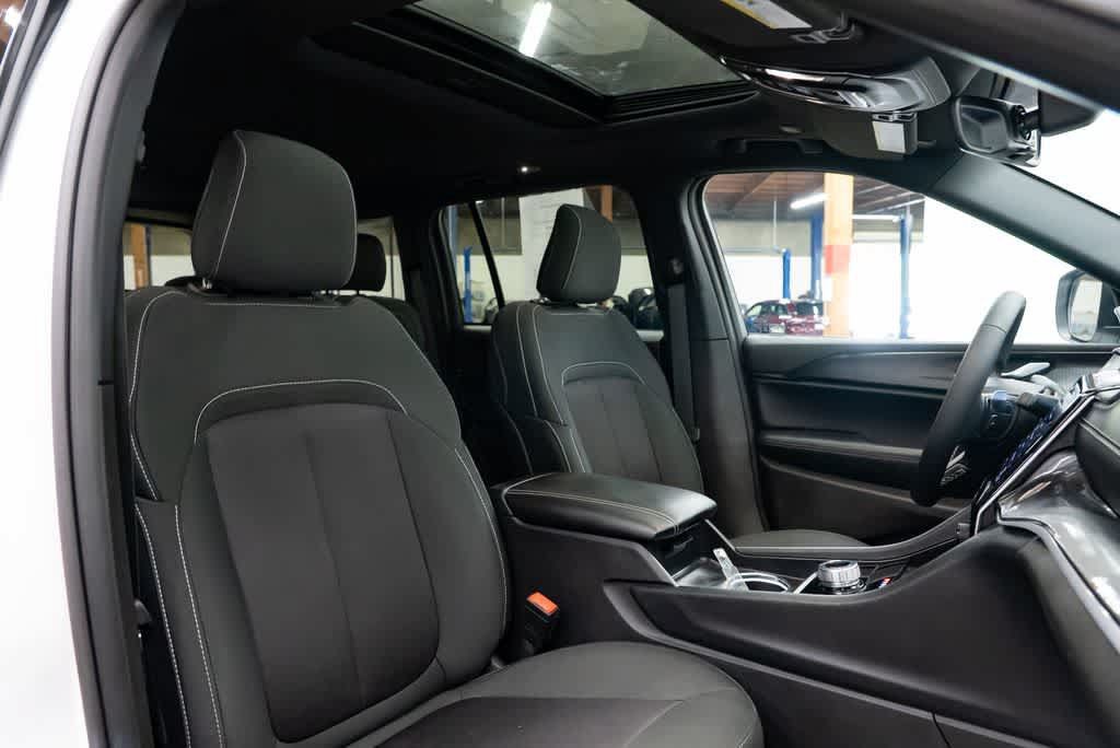 Used 2025 Jeep Grand Cherokee Laredo X AWD/4WD image 30