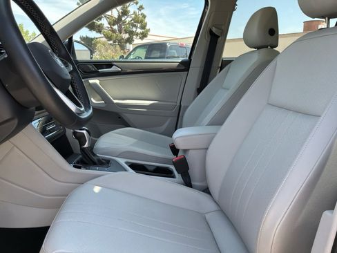 Used 2023 Volkswagen Tiguan SE w/ Panoramic Sunroof Package FWD image 18