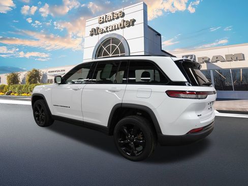 Certified 2023 Jeep Grand Cherokee Altitude image 9