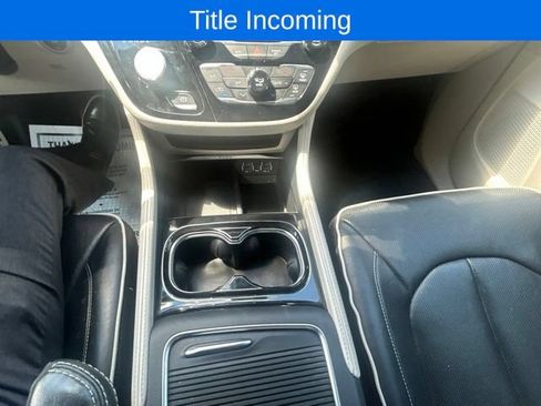 Used 2023 Chrysler Pacifica Limited FWD image 15