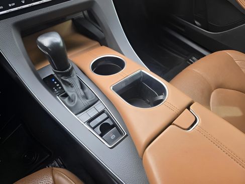 Used 2022 Toyota Avalon Limited FWD image 12