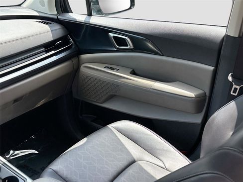 Used 2025 Kia Carnival FWD image 24