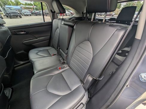 Used 2021 Toyota Highlander XLE image 17