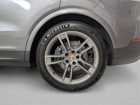 Certified 2025 Porsche Cayenne AWD/4WD image 27