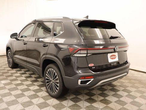 Used 2025 Volkswagen Taos SE FWD image 3