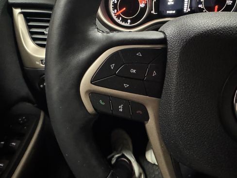 Used 2018 Jeep Cherokee Latitude w/ Altitude Package image 25