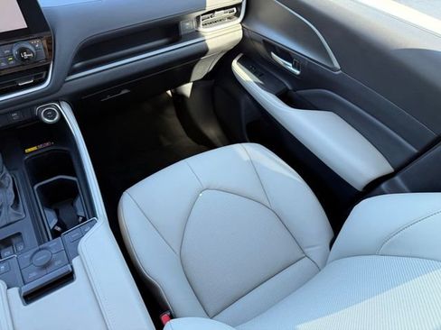Used 2024 Toyota Grand Highlander XLE image 27