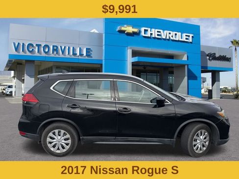 Used 2017 Nissan Rogue S image 2