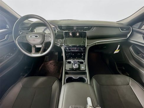 New 2025 Jeep Grand Cherokee Altitude image 9