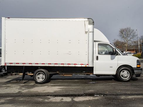 Used 2018 Chevrolet Express 3500 w/ Driver Convenience Package image 3