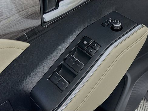 Used 2023 Toyota Highlander Platinum image 19