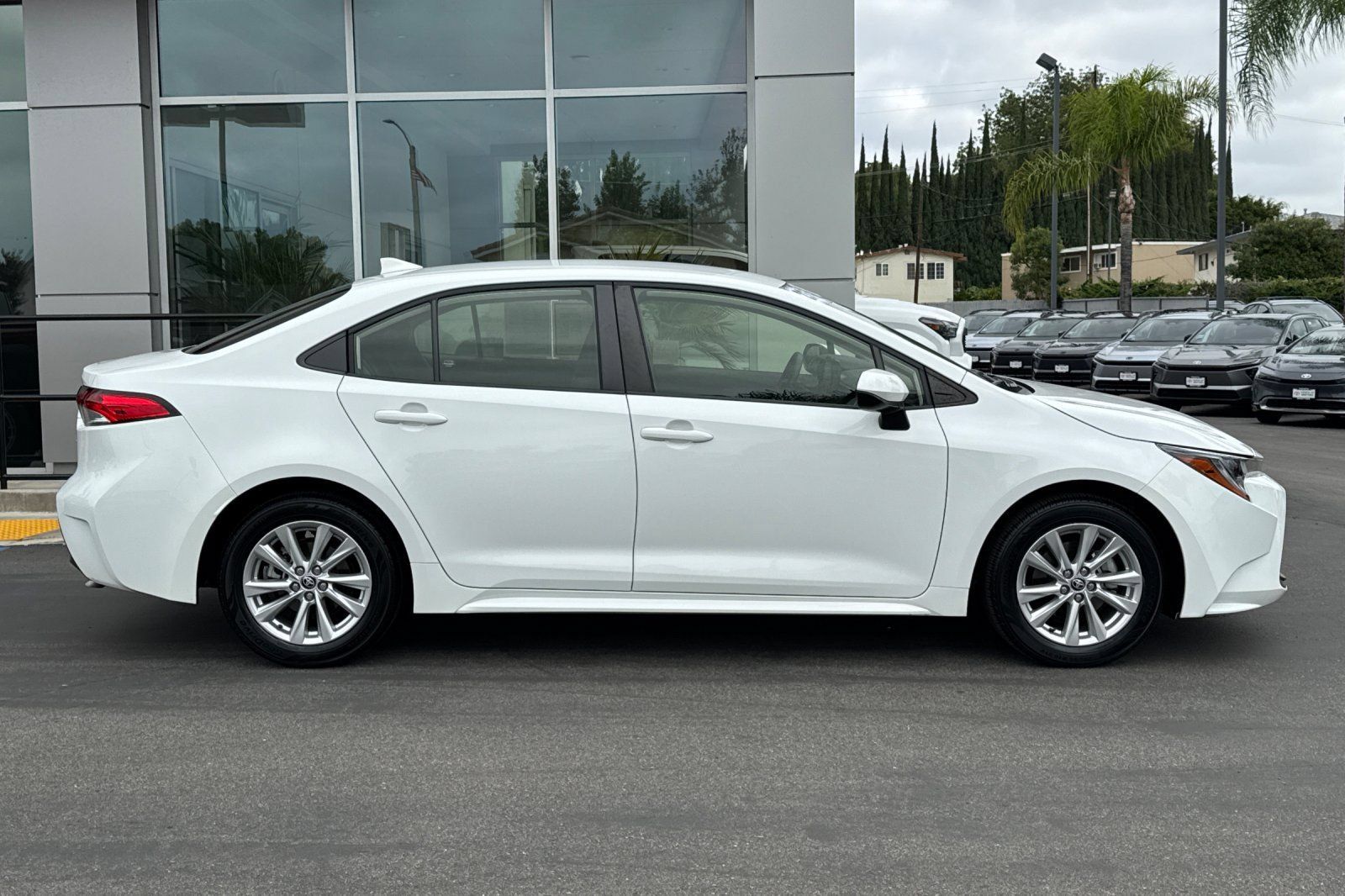 Used 2023 Toyota Corolla LE w/ LE Convenience Package FWD image 4
