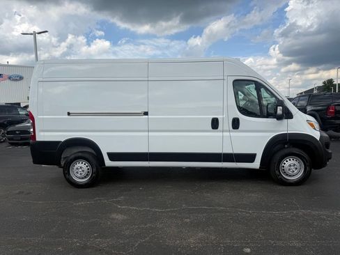 Used 2024 RAM ProMaster 2500 FWD image 2