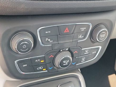 Used 2020 Jeep Compass Latitude w/ Popular Equipment Group FWD image 32