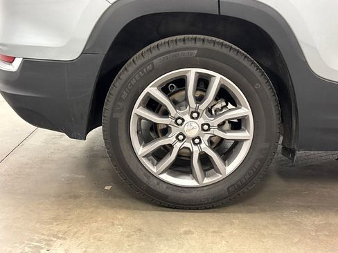 Used 2023 GMC Terrain SLT image 17