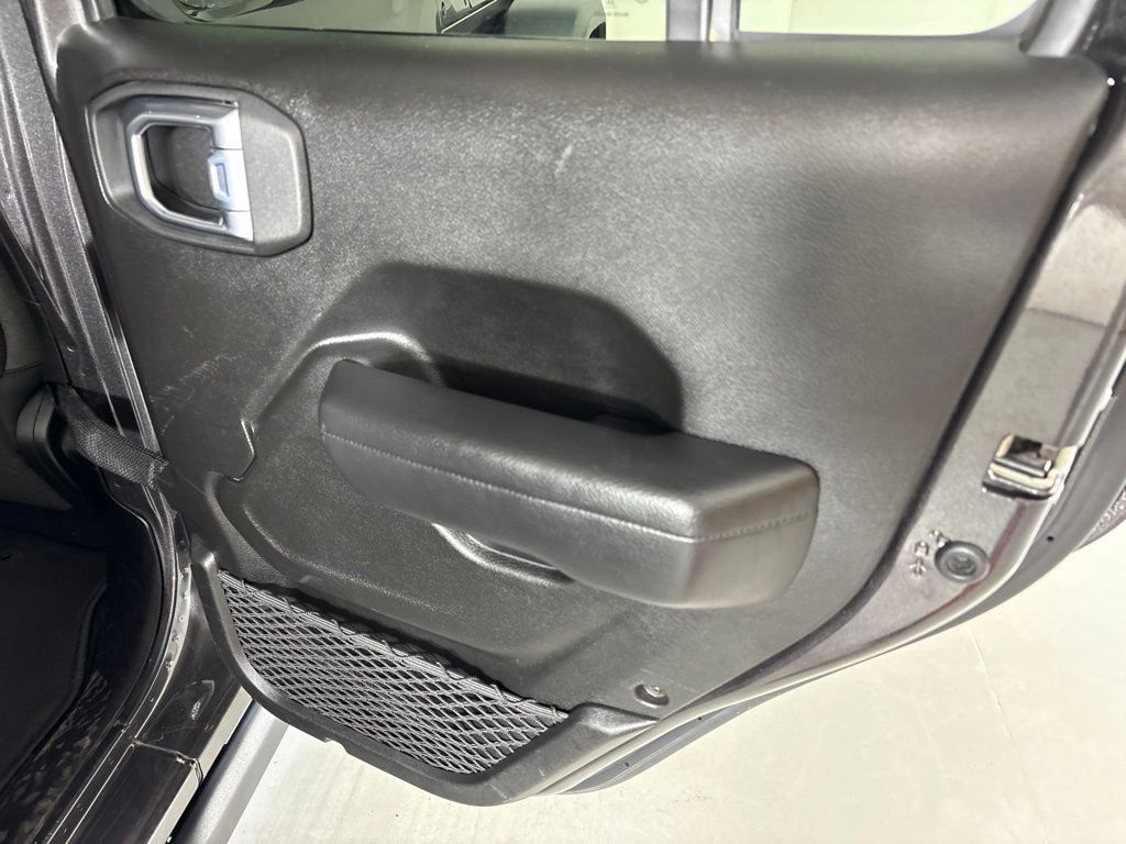 Used 2025 Jeep Wrangler Unlimited Rubicon w/ Convenience Group AWD/4WD image 19