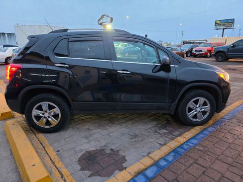 Used 2017 Chevrolet Trax LT w/ LT Convenience Package AWD/4WD image 4