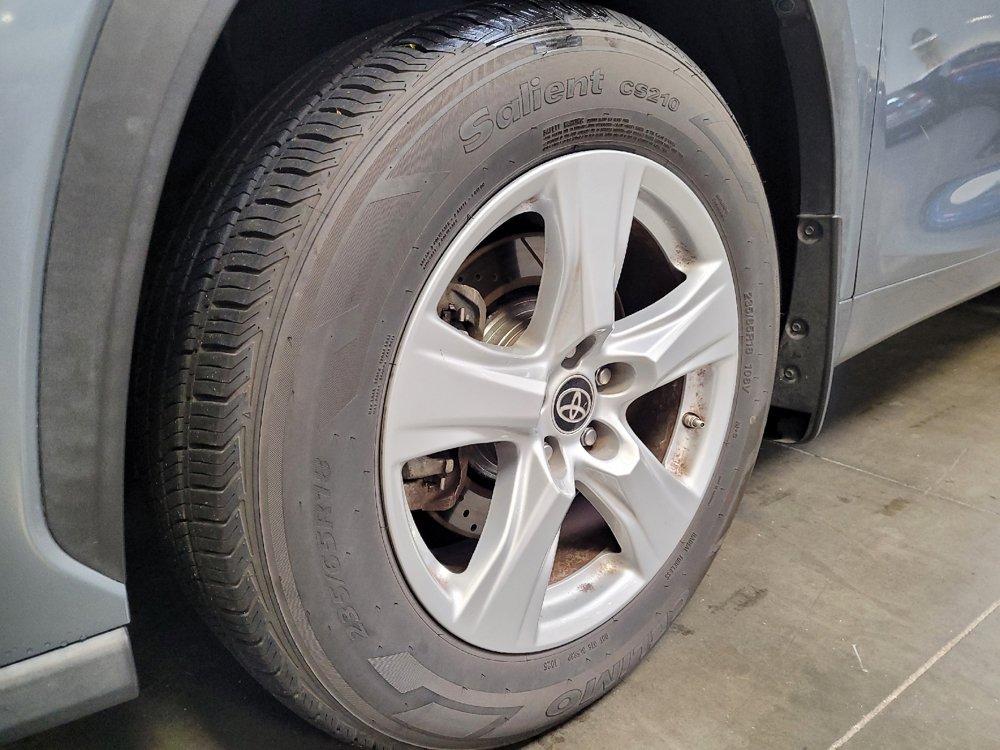 Used 2020 Toyota Highlander LE FWD image 31