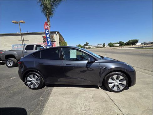 Used 2024 Tesla Model Y Long Range AWD/4WD image 4