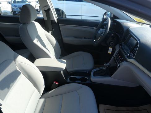 Used 2017 Hyundai Elantra SE image 17