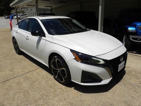 Used 2023 Nissan Altima 2.5 SR w/ SR Premium Package AWD/4WD image 5