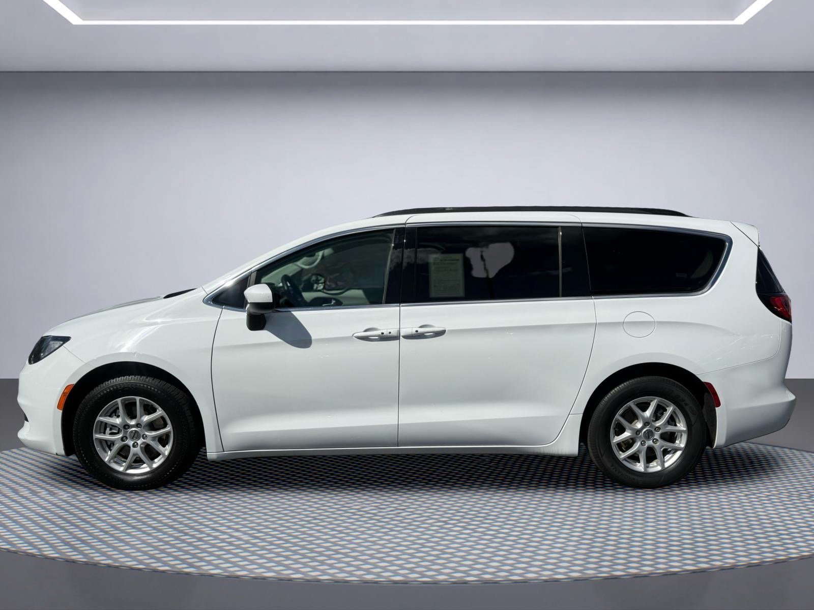 Used 2021 Chrysler Voyager Lxi FWD image 3