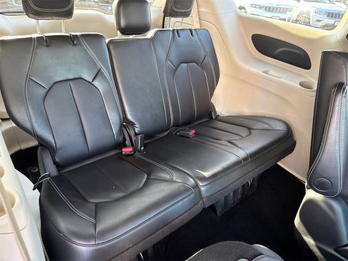Used 2024 Chrysler Pacifica Select image 20
